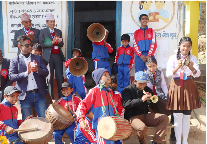 बागलुङ पैयुँपाटाका विद्यार्थी पढ्दै पञ्चेबाजा बजाउन सिक्दै