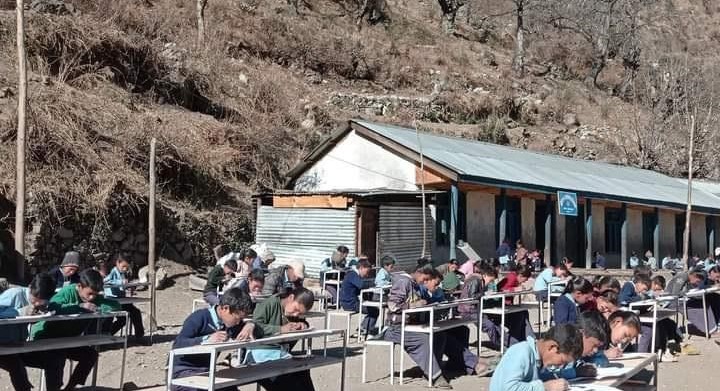 चिसो बढेपछि घाममा बसेर वार्षिक परीक्षा