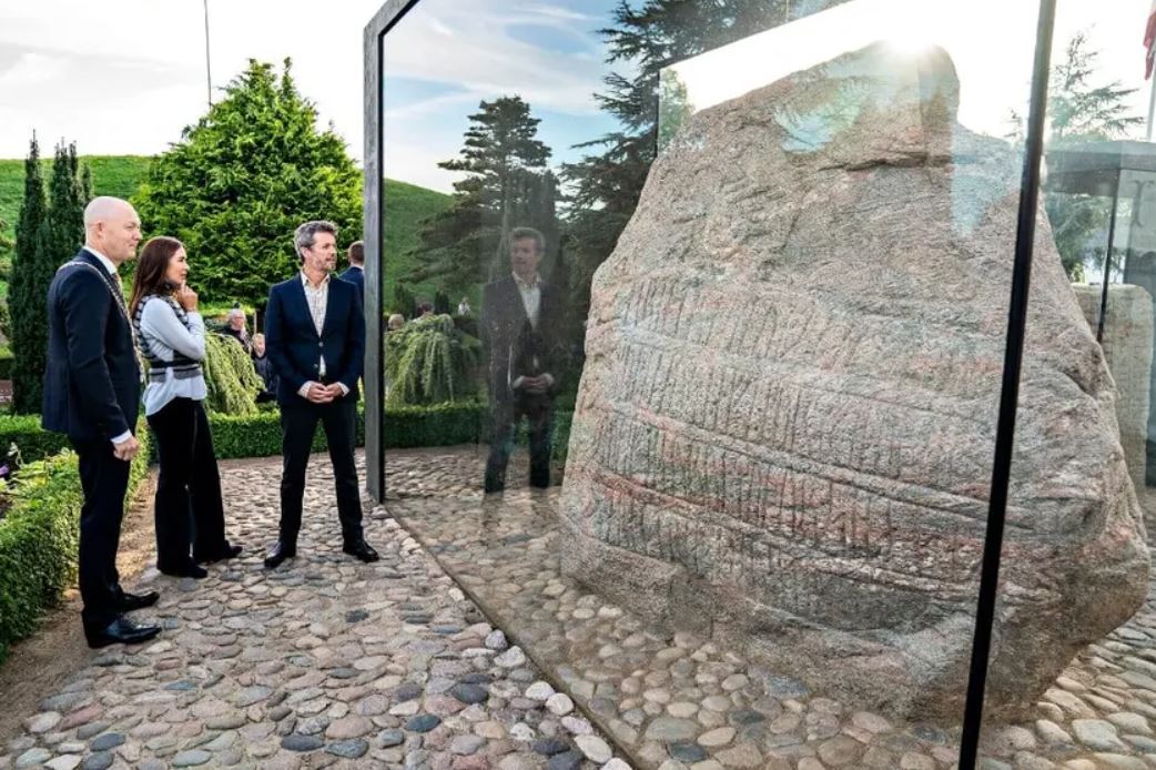 डेनमार्कको सबैभन्दा पुरानो लेखन दुई हजार वर्ष पुरानो चक्कुमा फेला