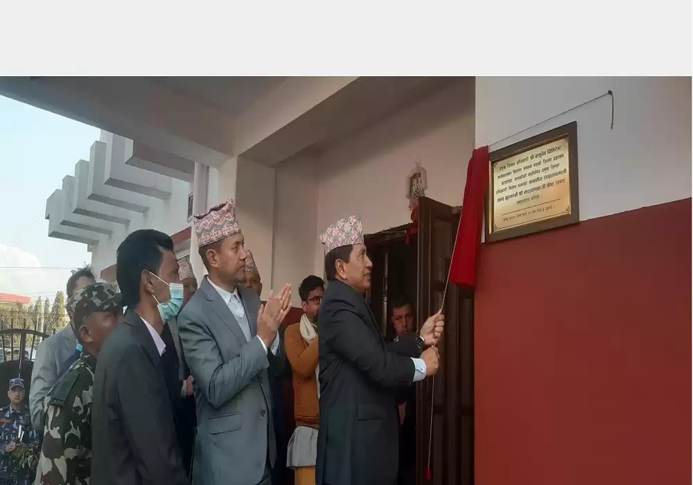 गृहमन्त्री श्रेष्ठद्वारा नवनिर्मित प्रमुख जिल्ला अधिकारीको सरकारी निवास उद्घाटन