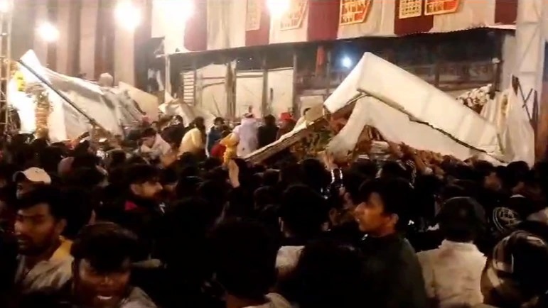 भारतमा मन्दिर भत्किँदा एक महिलाको मृत्यु, १७ जना घाइते
