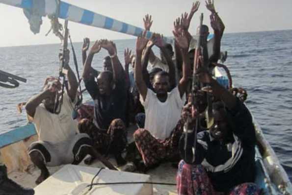 भारतीय नौसेनाको युद्धपोत अपहृत जहाजनजिक पुगेर सामुद्रिक लुटेराहरूलाई चेतावनी जारी