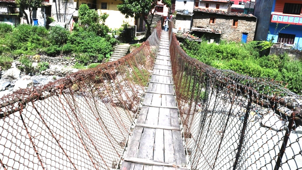 स्वरुप नबिग्रने गरी १३६ वर्ष पुरानो झोलुङ्गे पुल पुनःनिर्माण