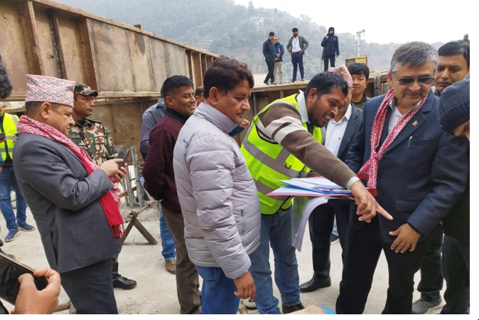 भौतिक पूर्वाधारमन्त्री ज्वालाद्वारा सडक र निर्माणाधीन पुलको अनुगमन,कामको गति बढाउन निर्देशन