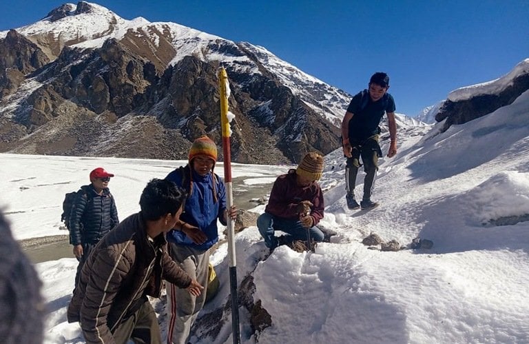 कठ्याङ्ग्रिने चिसो बढेसँगै कञ्चनजङ्घा हिमालको अवलोकन गर्ने पर्यटकको सङ्ख्यामा कमी