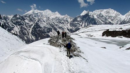 हिमपातले मनास्लु क्षेत्रमा पुगेका पर्यटकलाई पदयात्रामा कठिनाइ