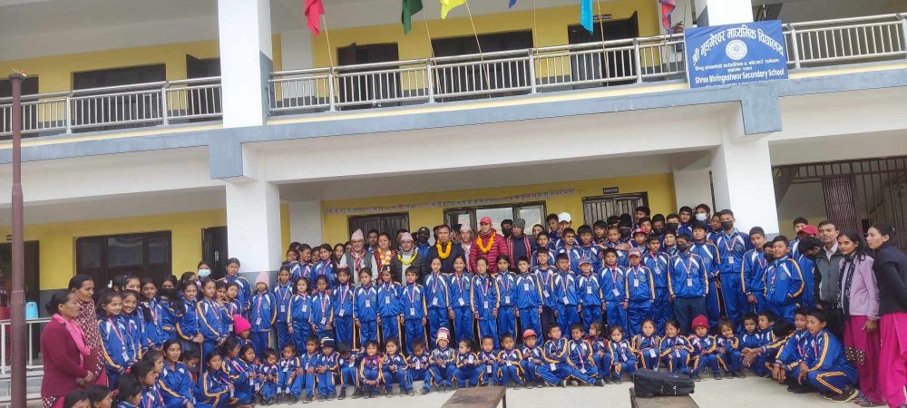 स्थानीयवासीले चन्दा सङ्कलन गरेर विद्यार्थीलाई न्यानो कपडा वितरण गरे