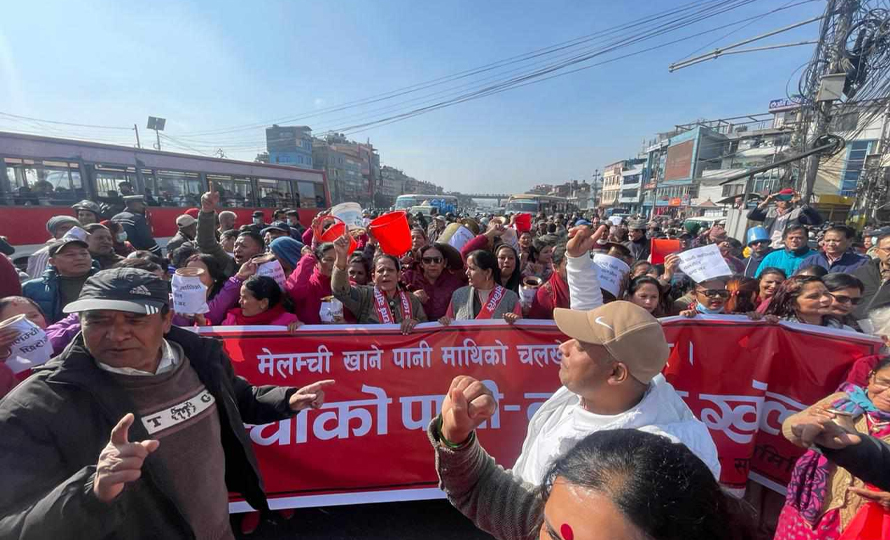 मेलम्ची खानेपानी माथिको चलखेल बन्द गर्न माग गर्दै खाली गाग्रीसहित स्थानीयको प्रर्दशन (भिडियोसहित)