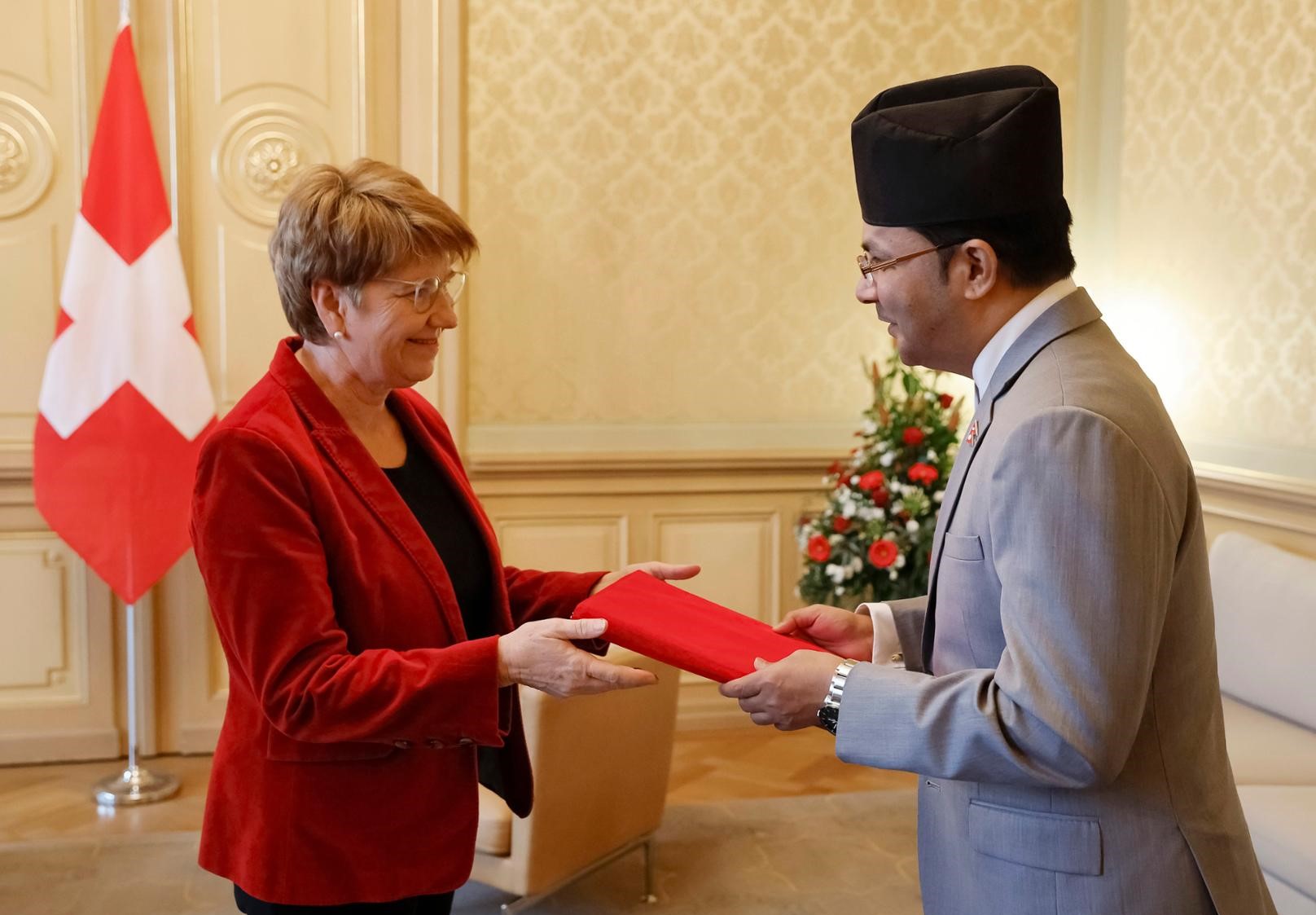 राजदूत सुवेदीद्वारा स्विस महासङ्घका अध्यक्षसमक्ष ओहोदाको प्रमाणपत्र प्रस्तुत