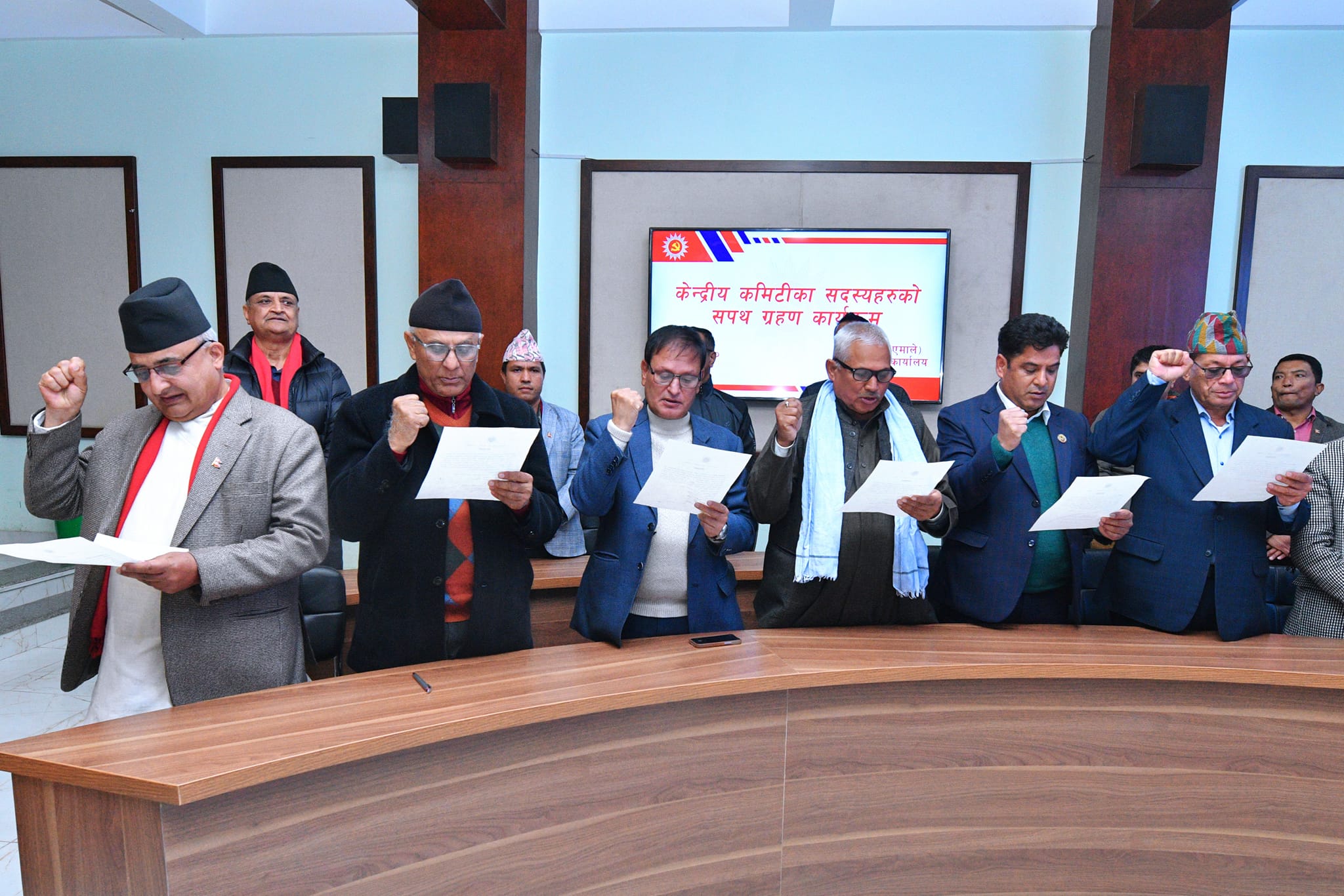 एमालेका केन्द्रीय कमिटीमा मनोनीत ६ सदस्यले लिए शपथ