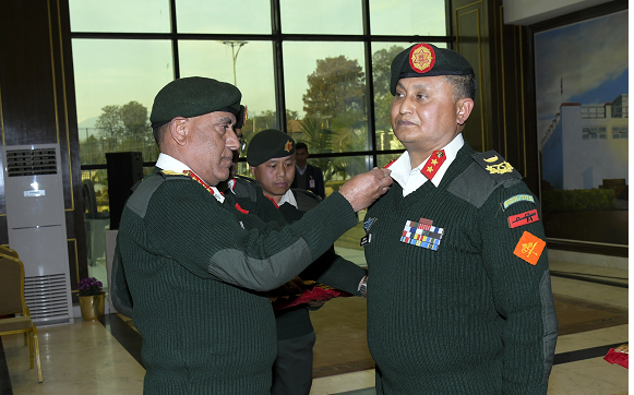 प्रधानसेनापति शर्माद्वारा दज्र्यानीचिह्न प्रदान