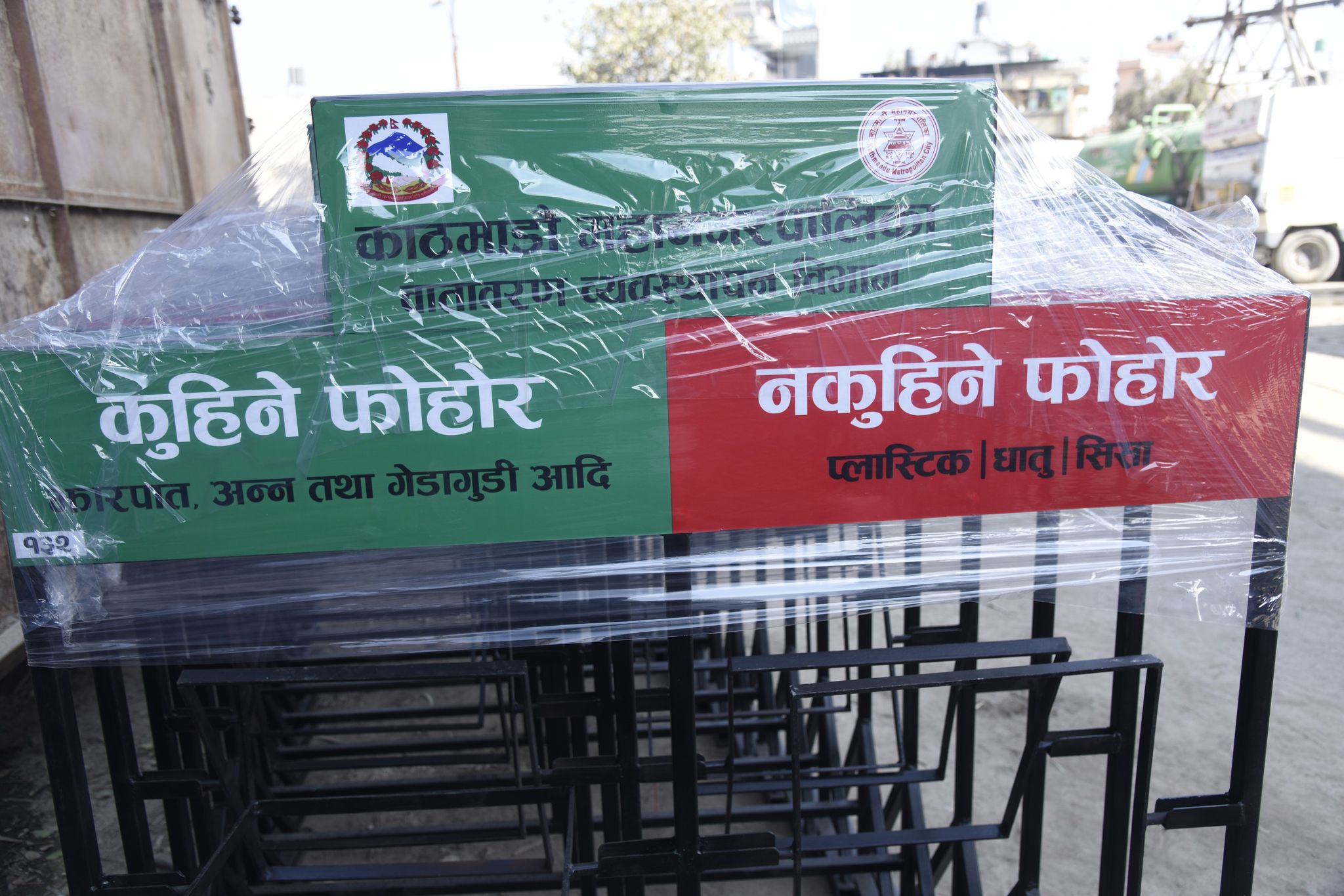 सार्वजनिकस्थलमा फोहोर वर्गीकरण बिन सेट राख्दै काठमाडौं महानगरपालिका