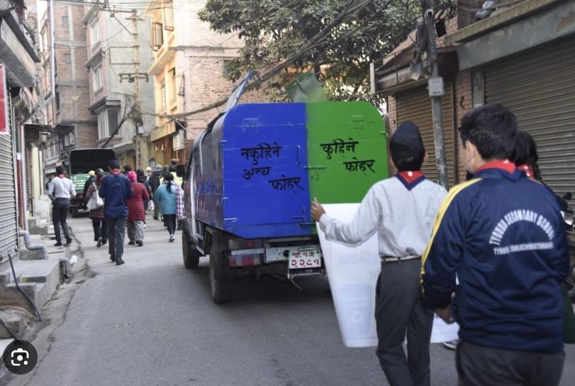 काठमाडौँ महानगरले छुट्याइएको फोहर सङ्कलन वडा नं २७ बाट सुरु ,हरियो र निलो रङको गाडी तयार