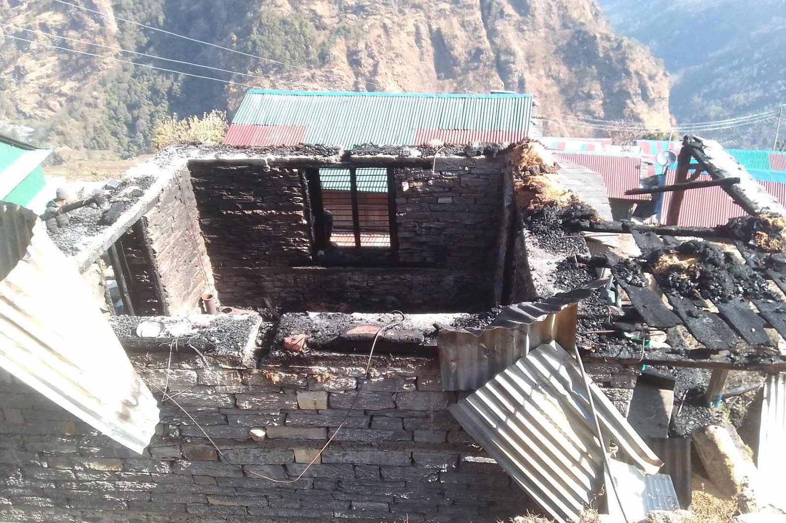 अँगेनोको आगोले जलेर घर खरानी