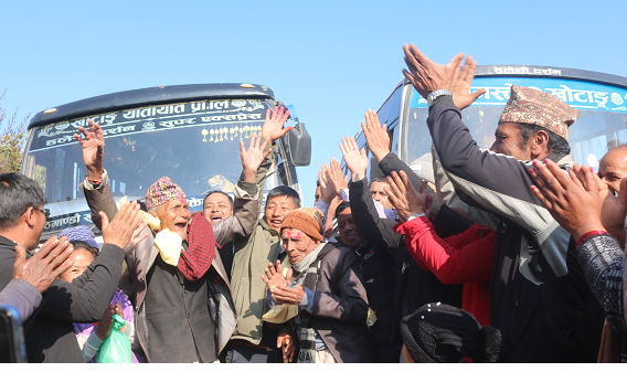 दिक्तेलको खाल्लेमा बस पुगेपछि स्थानीय बासिन्दा नाचगान गर्दै रमाए