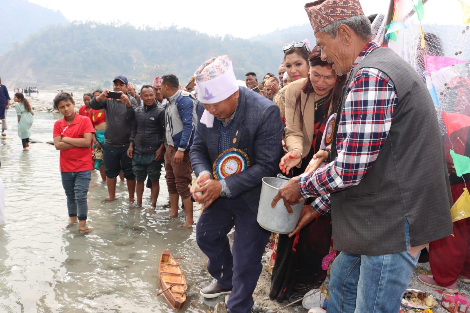 खोला सरसफाइ र पूजा गर्दै माझी समुदायले मनाए धुमधामका साथ ‘लदी’पर्व