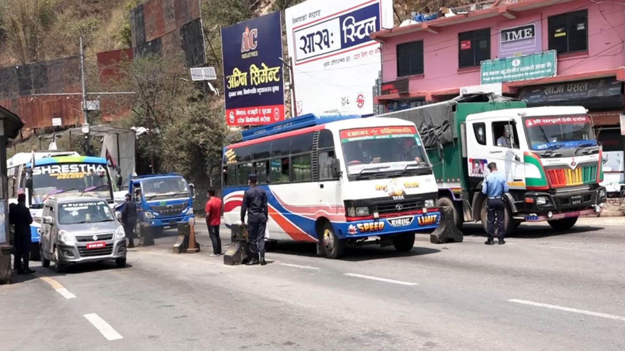 नागढुङ्गामा बस चेक जाच गर्दा सवार सप्तरीका २६ वर्षीय पासवान समातिए