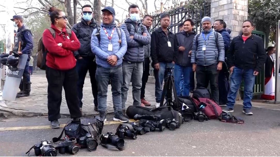 प्रवेशमा रोक लगाएपछि सैनिक मञ्च गेटमै विरोधस्वरुप संचारकर्मीको क्यामेरा डाउन