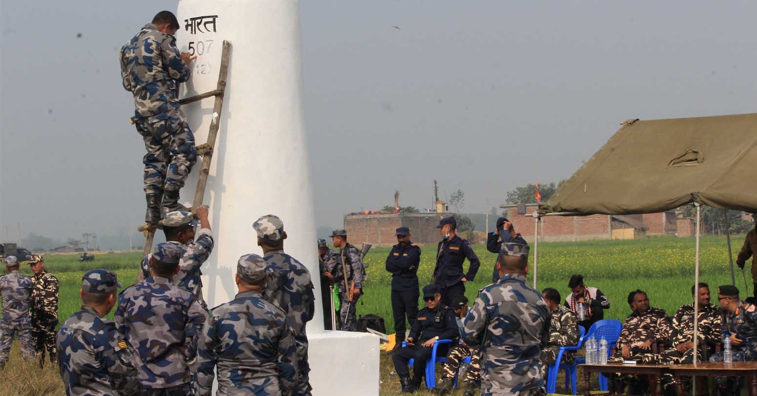सशस्त्र प्रहरीद्वारा कञ्चनपुरमा सीमा स्तम्भ रङ्गरोगन