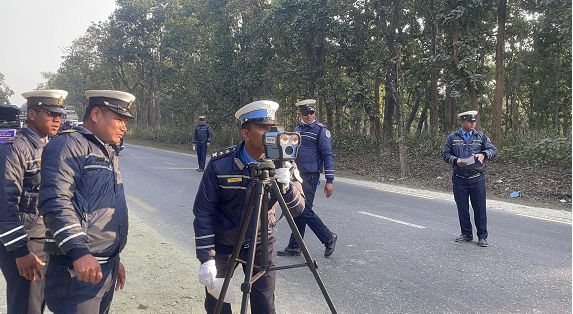 ट्राफिक कार्यालय चितवनद्धारा टिकौली जङ्गल क्षेत्रमा ‘राडर गन’ सहित चेकजाँच