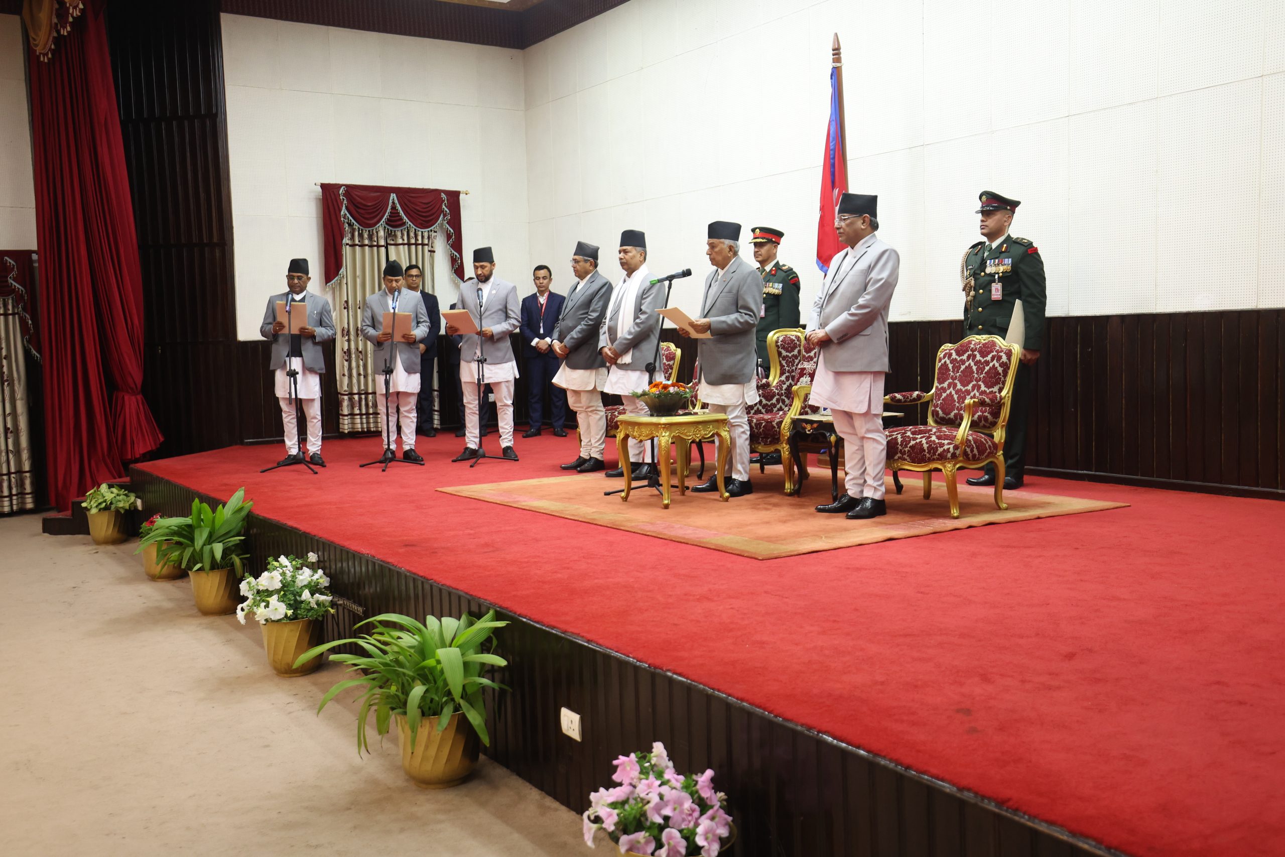 राष्ट्रपतिसमक्ष नवनियुक्त उपप्रधानमन्त्रीसहित मन्त्रीहरुको शपथ