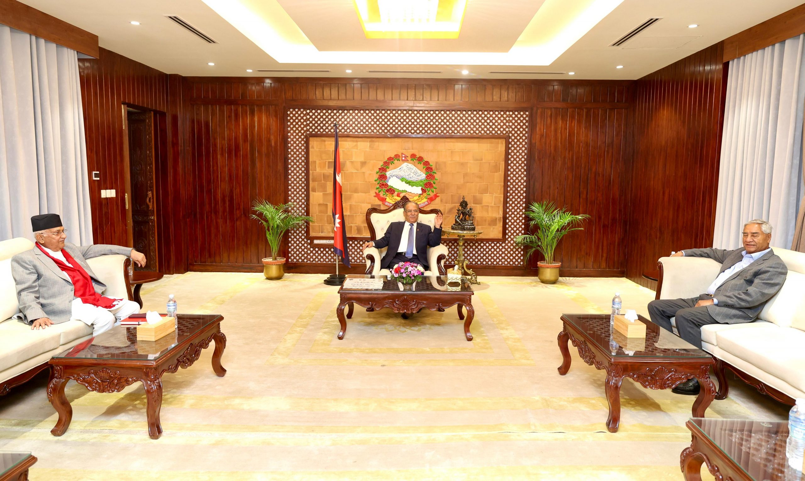 प्रचण्ड, देउवा र ओली बालुवाटारमा छलफलमा