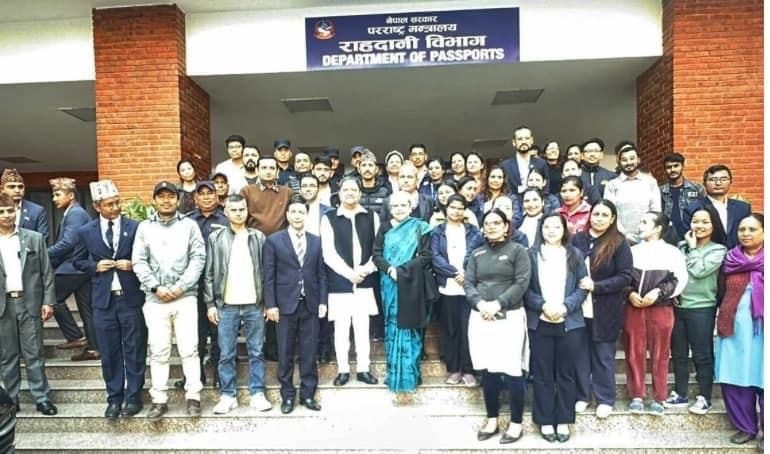 राहदानी नविकरणका लागि पूर्वराजदम्पती आफैं पुगे राहदानी विभाग