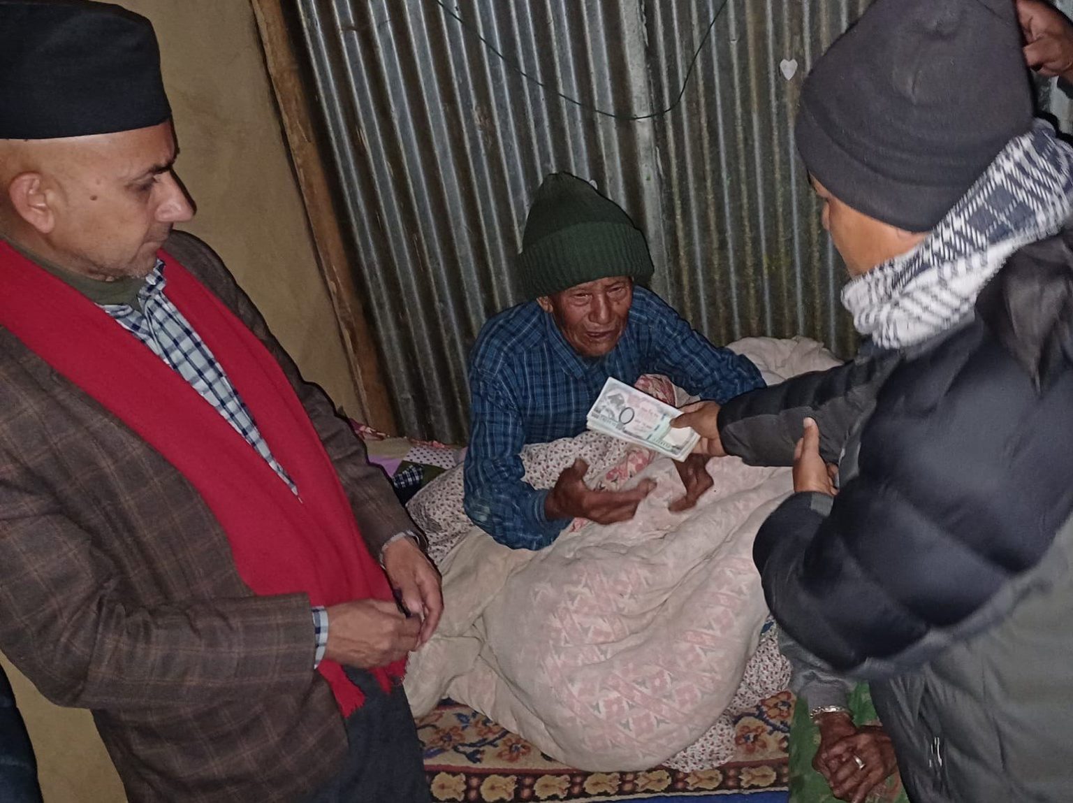 घर जलेर विस्थापित भएका खोटाङका अग्निपीडितलाई आर्थिक सहयोग