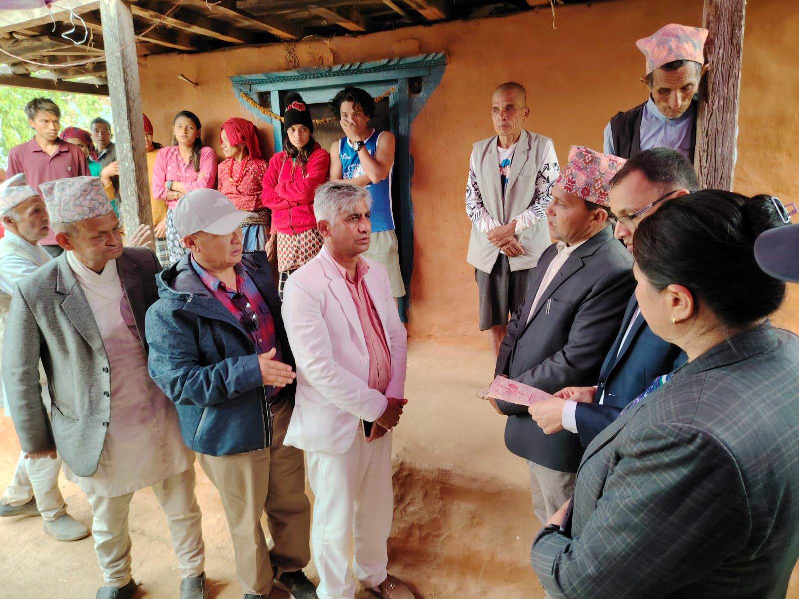 मुख्यमन्त्री कार्कीद्धारा आगलागीमा परी ज्यान गुमाएमा तीन बालबालिकाको परिवारलाई आर्थिक सहयोग