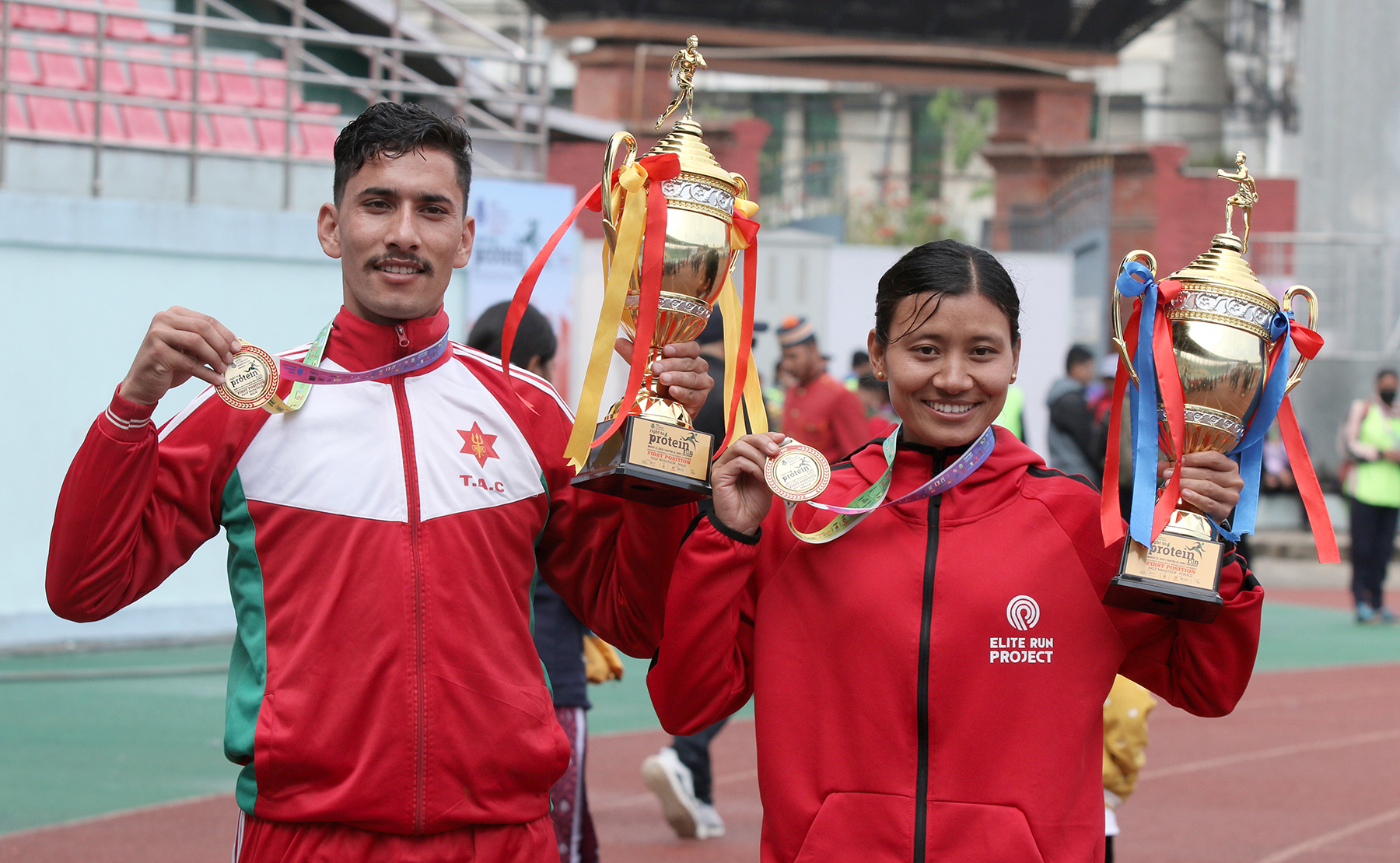 ‘राइट टु प्रोटिन रन’को हाफ म्यारथनमा दीपक र सन्तोषीलाई उपाधि