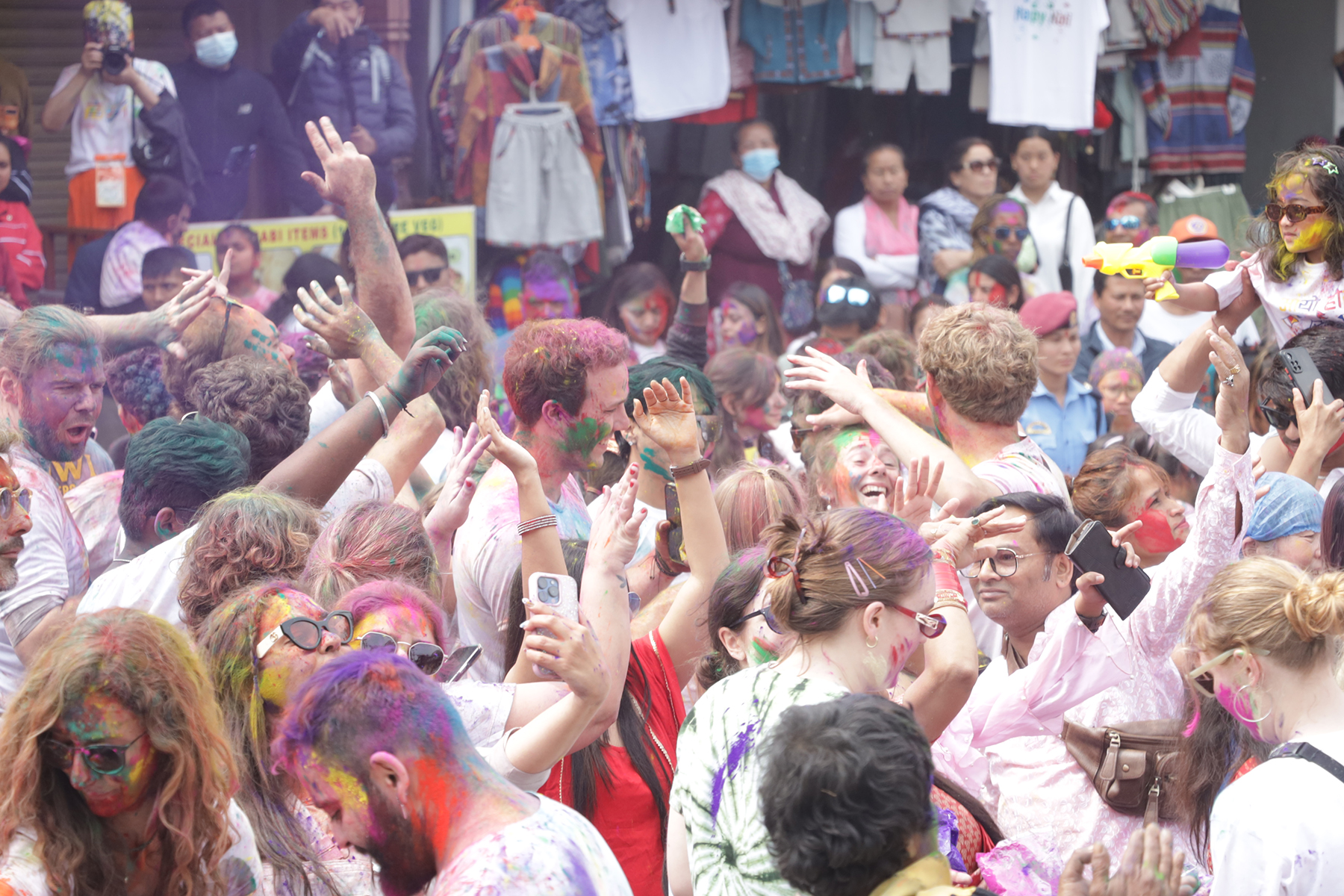 यसरी मनाए पोखरामा विदेशी पर्यटकले होली