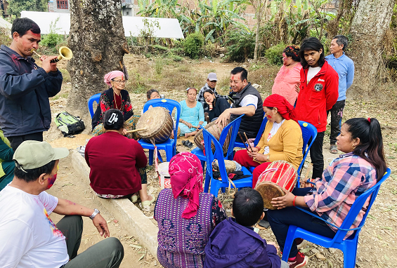 नौमती बाजा बजाउन तालिम लिँदै बागलुङका आमाहरू