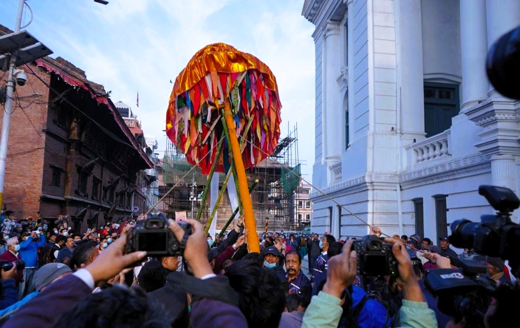 रङ्गहरुको पर्व होली सुरु, बसन्तपुरमा ठड्याइयो चीर