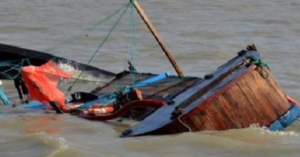 डुङ्गा डुब्दा २५० जना बेपत्ता