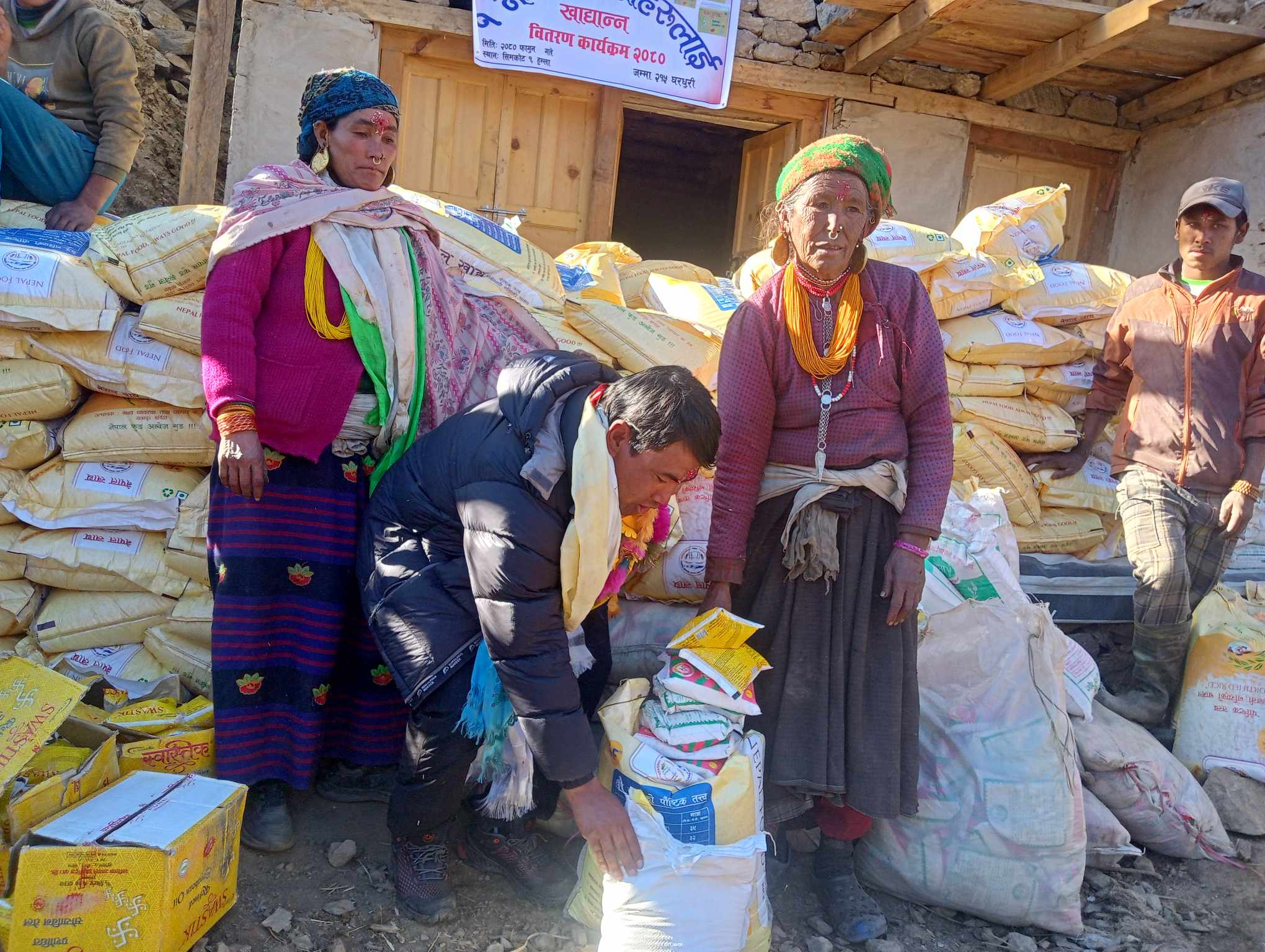 हुम्लाको सिमकोट गाउँपालिकाका वडाध्यक्षद्वारा एक सय परिवारलाई खाद्यान्न सहयोग