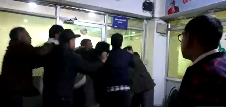 पार्टी कार्यालयमै राप्रपाका नेता ठाकुर मोहन श्रेष्ठमाथि हातपात (भिडियो सहित)