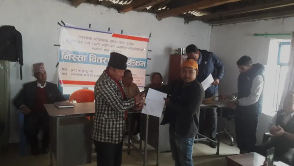 मिक्वाखोलाका दलित र भूमिहीन सुकुम्बासीलाई निस्सा वितरण