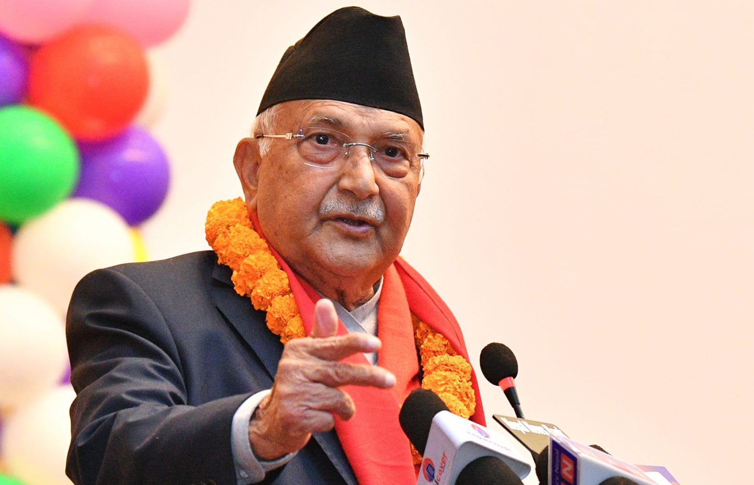 संसदमा एकसिट पनि नभएका व्यक्तिहरु प्रधानमन्त्री बन्छु भन्दै हिड्छन् : अध्यक्ष ओली