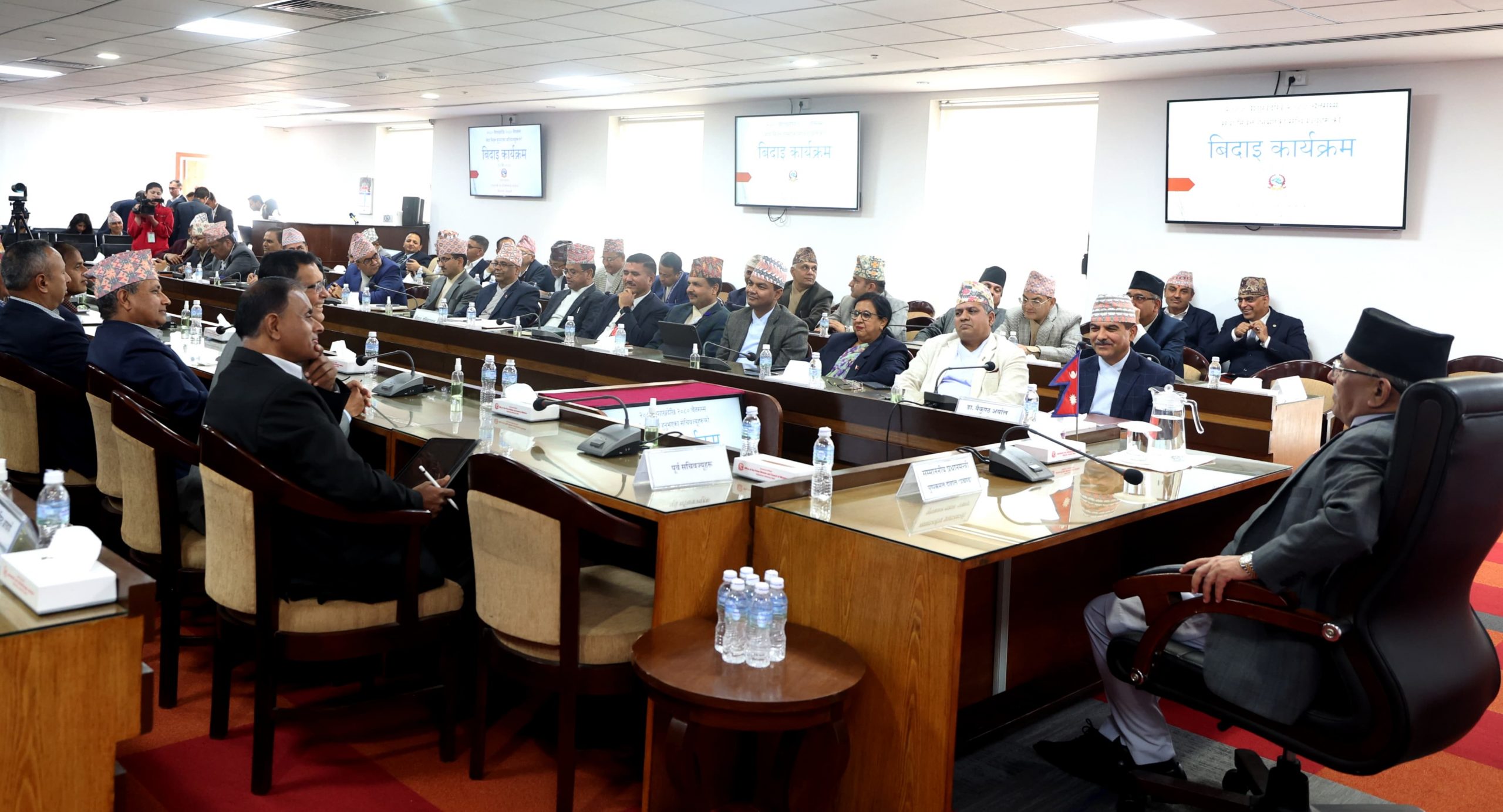 असल नियतले काम गर्ने कर्मचारीलाई समस्या आएमा म जिम्मा लिन्छुः प्रधानमन्त्री