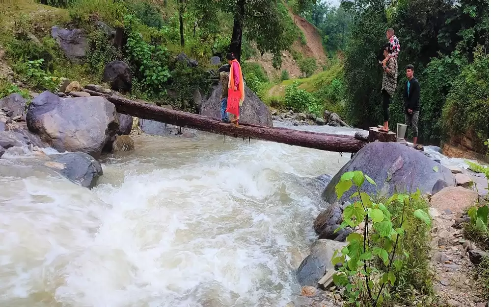 पुल नहुँदा जोखिम मोलेर यात्रा गर्दै राप्ती सोनारीवासी