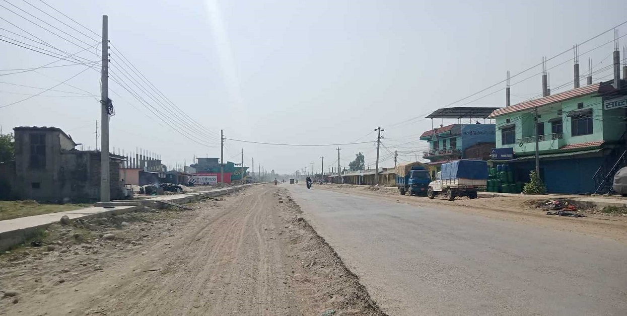 कैलालीमा निर्माणाधीन हुलाकी राजमार्ग स्तरोन्नति गर्न थपिएको समय सकियो, निर्माण सकिएन