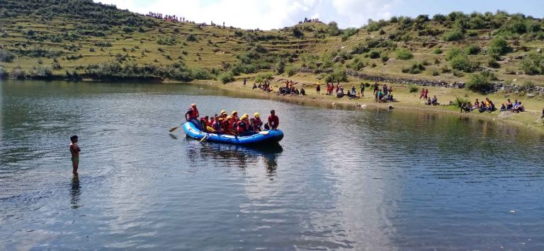 छेडेदहतालमा डुङ्गा पल्टिँदा ३२ वर्षीय वीरेन्द्र बेपत्ता,६ जना पौडेी खेलेर बच्न सफल