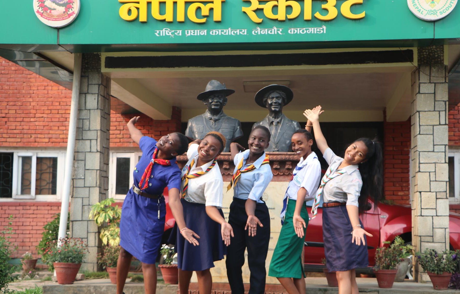 अफ्रिकी किशोरी भन्छन् नेपाली भाषा र संस्कृति लैजान्छौँँ