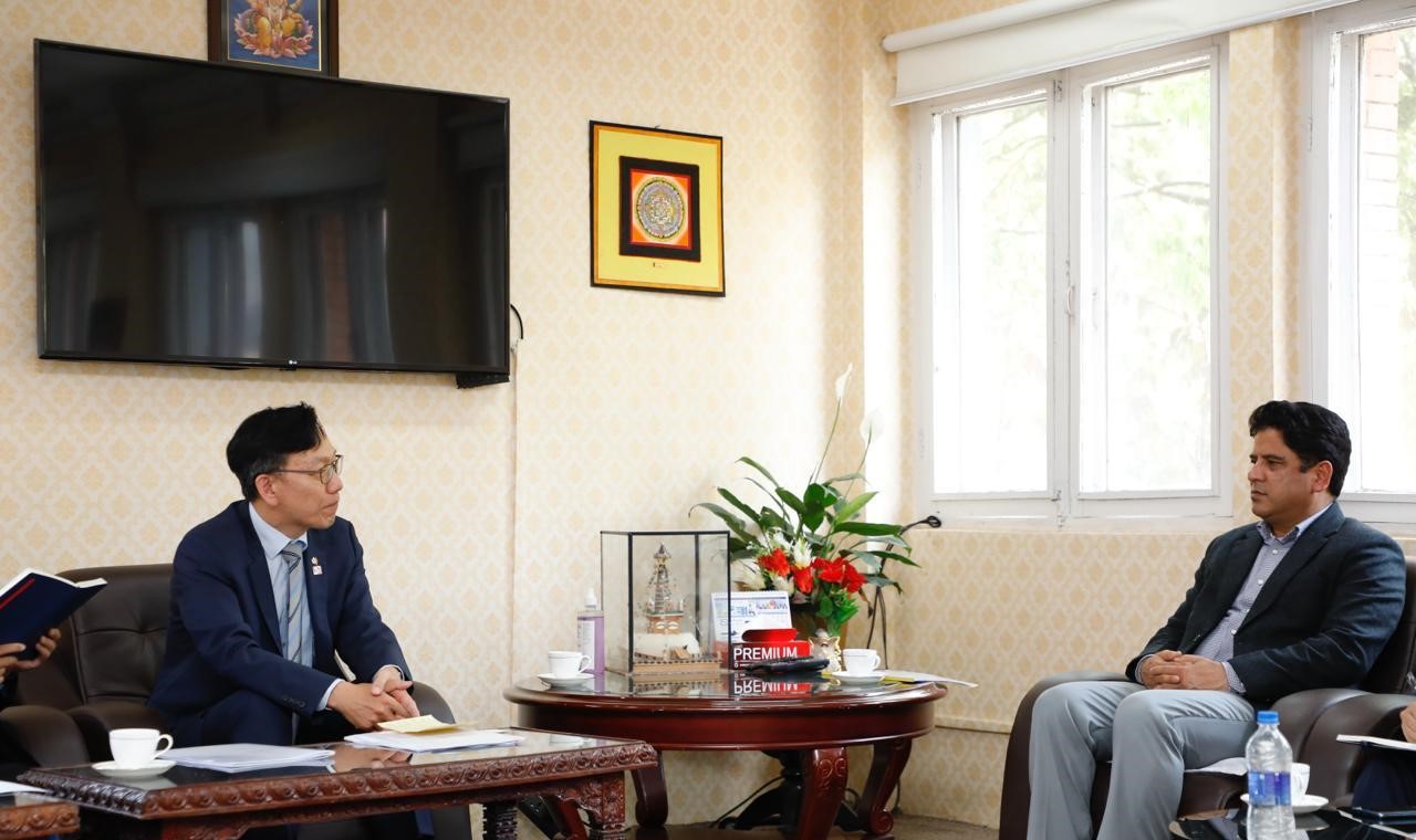 उद्योगमन्त्री भण्डारी र कोरियाली राजदूत तइयोङबीच शिष्टाचार भेट