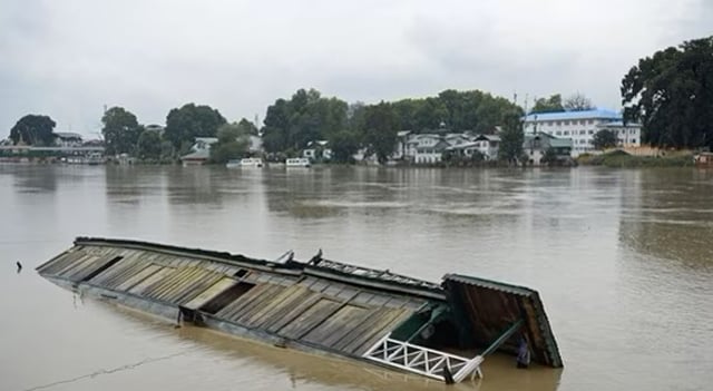 भारतको काश्मिरमा डुङ्गा पल्टिँदा १५ जना बेपत्ता