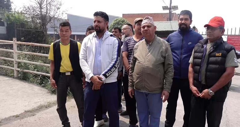 कार्गो एक्सरे मेशिन बिग्रदा सामान जाँचपास गराउन समस्या भएको भन्दै कार्गो व्यवसायीहरु आन्दोलित