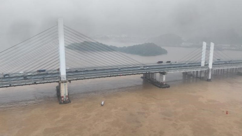 चीनमा पुलमा पानीजहाज ठोक्किएपछि चार जना बेपत्ता