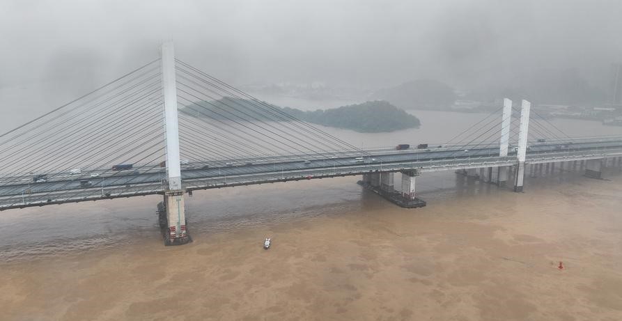 चीनमा पुलमा पानीजहाज ठोक्किएपछि चार जना बेपत्ता