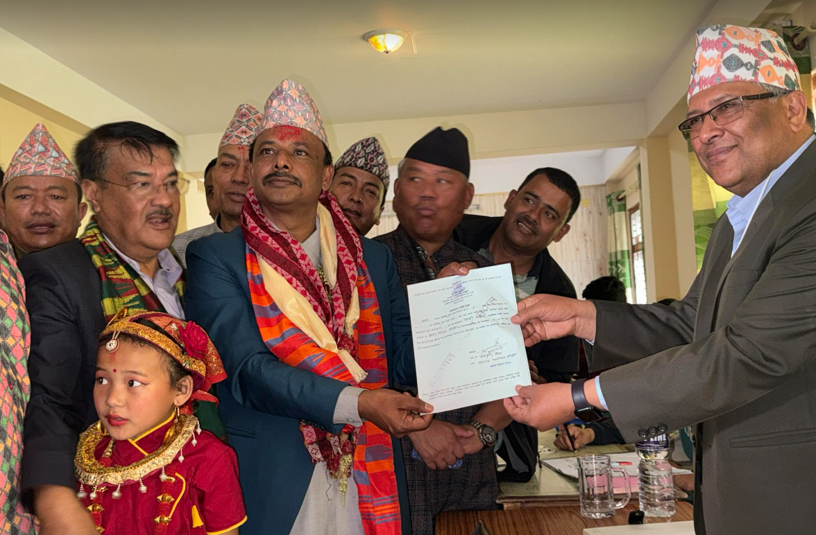 कांग्रेस उम्मेदवार डम्बर खड्काले गरे मनोनयन दर्ता