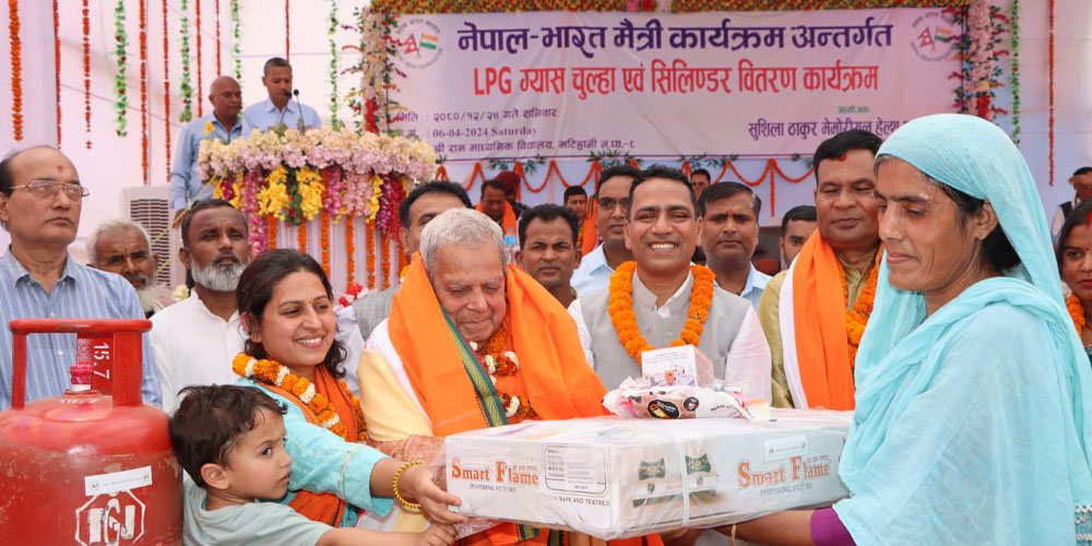 गुइँठाको धुवाँमा रुमल्लिएर बर्बरी आँसु झार्दै खाना पकाउने मटिहानीका गृहिणीलाई ग्यासचुल्हो हस्तान्तरण